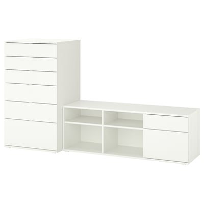 Zweiteiliges weißes Möbelset: eine hohe Kommode mit sechs Schubladen und einem niedrigen TV-Ständer mit Regalen und zwei Schubladen, schlankes und modernes Design.