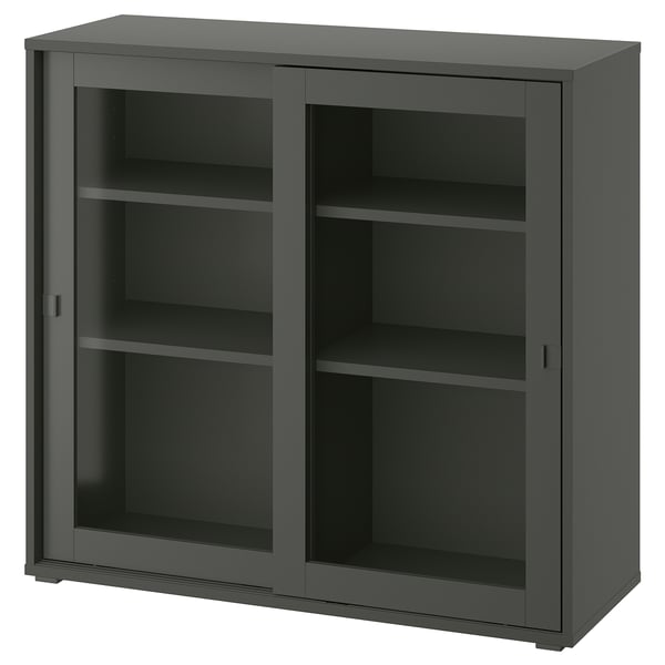 Präsentiert einen modernen VIHALS-Schrank in Dunkelgrau mit Glasschiebetüren und verstellbaren Regalen.
