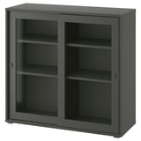 Präsentiert einen modernen VIHALS-Schrank in Dunkelgrau mit Glasschiebetüren und verstellbaren Regalen.