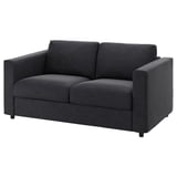 Ein dunkelgraues 2-Sitzer-Schlafsofa aus DOMLE-Stoff. Das schlanke, moderne Design umfasst zwei Sitzkissen und Rückenkissen mit einer kindersicheren Struktur mit Reißverschluss.