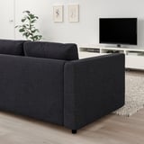 Ein dunkelgraues VIMLE-Sofa in einem Wohnzimmer, umgeben von einem Flachbildfernseher, einem weißen Schrank und einer Pflanze.