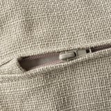 Nahaufnahme des Reißverschlusses auf einem hochwertigen, strukturierten beigen Sofa