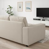 Modernes Wohnzimmer mit VIMLE beigem Sofa, TV und Pflanze. Das schlanke Design der Sofas ergänzt das klare, minimalistische Dekor.