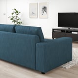 Großes blaugrünes VIMLE-Sofa im Wohnzimmer mit TV und Pflanze.