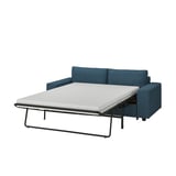 Blaues Schlafsofa, teilweise ausziehbar, auf schwarzem Metallrahmen, klares Design.