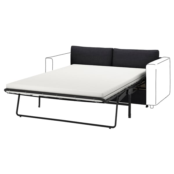 Ein schwarzes VIMLE Schlafsofa mit weißer Matratze, das von einem Metallgestell getragen wird.