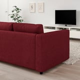 Modernes Wohnzimmer mit burgunderrotem VIMLE-Sektionssofa, TV, Pflanze und Teppich.