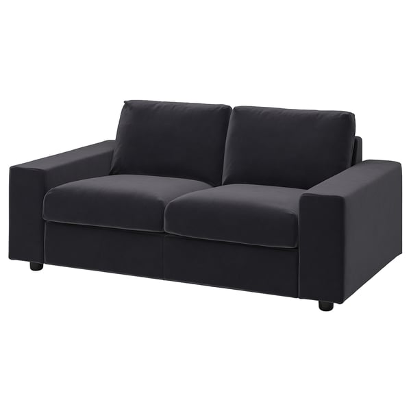 Ein modernes, dunkelgraues DOMLE-Sofa mit minimalistischem Design, tiefen Sitzen und quadratischen Armlehnen.