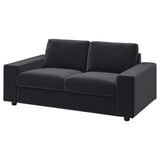 Ein modernes, dunkelgraues DOMLE-Sofa mit minimalistischem Design, tiefen Sitzen und quadratischen Armlehnen.