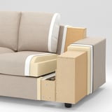 Modernes beiges Sofa mit Schaumstoff- und Holzrahmen, Kunststoffbeinen.