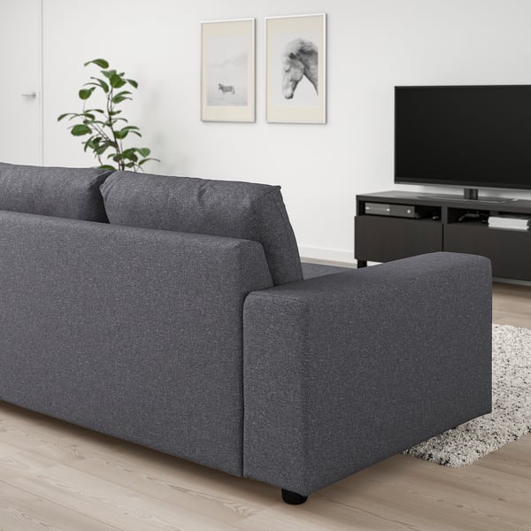 Dunkelgraues VIMLE-Sofa in modernem Wohnzimmer mit TV und Dekor.