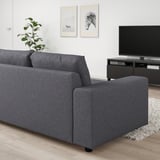 Dunkelgraues VIMLE-Sofa in modernem Wohnzimmer mit TV und Dekor.