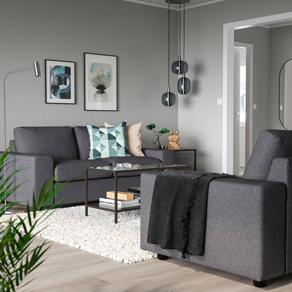 Modernes Wohnzimmer mit VIMLE-Sofa, geometrischen Kissen, Couchtisch, Hängelampen und abstrakter Kunst.