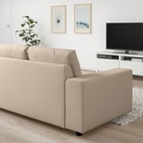 Modernes Wohnzimmer mit beigem VIMLE-Sofa, TV, Teppich, Pflanze und Kunst. Das Sofa ist groß und passt gut zum TV-Ständer.
