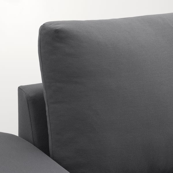 Ein stilvolles, modernes Sofa mit weichen Kissen, das mit hochwertigen Polstern aus elegantem grauem Stoff gepolstert ist.