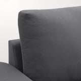 Ein stilvolles, modernes Sofa mit weichen Kissen, das mit hochwertigen Polstern aus elegantem grauem Stoff gepolstert ist.