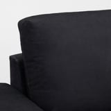 Schwarzes Sofa, modernes Design, eleganter Stoff, robuste Armlehnen.