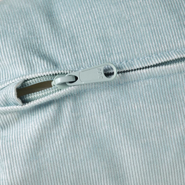 Hellblauer Cord-Reißverschluss, glatt und langlebig, Teil eines bequemen, anpassbaren Sofas.