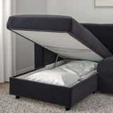 Offenes Schlafsofa mit Matratze, grau, auf gesprenkeltem Teppich; Ideal für platzsparende Wohnungen.