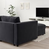 Graues VIMLE Sofa in modernem Wohnzimmer mit TV und Pflanze.