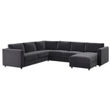 Ein graues VIMLE-Sektionssofa mit Chaiselongue und eingebautem Stauraum, das auf Platzersparnis und Komfort ausgelegt ist.