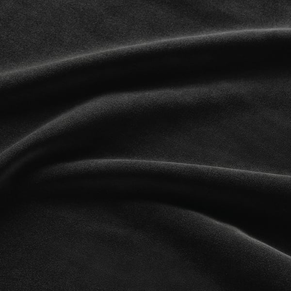 Die Textur des schwarzen Samtstoffs aus nächster Nähe zeigt dichtes Flor und dezenten Glanz.