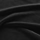 Option: Nahaufnahme aus schwarzem Samtstoff, weicher Griff, tiefflorige Textur.