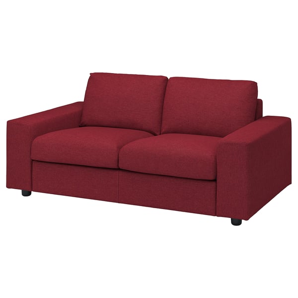 Ein rotes Sofa VIMLE mit quadratischen Kissen und klaren Linien, gepolstert mit strapazierfähigem, strukturiertem Stoff.