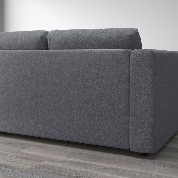 Dunkelgraues Sofa VIMLE mit abnehmbaren, waschbaren Stoffabschnitten auf Holzboden.