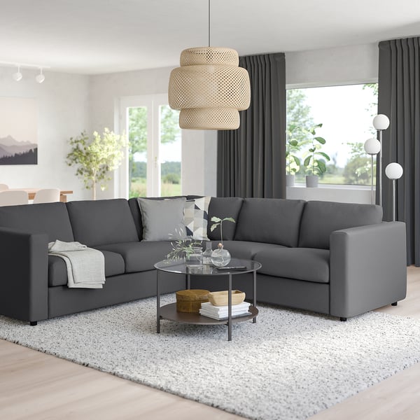 Modernes Wohnzimmer mit grauem VIMLE-Sektionssofa, großen Fenstern, Pendelleuchte, Couchtisch, Teppich und Dekor.