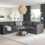 Modernes Wohnzimmer mit grauem VIMLE-Sektionssofa, großen Fenstern, Pendelleuchte, Couchtisch, Teppich und Dekor.