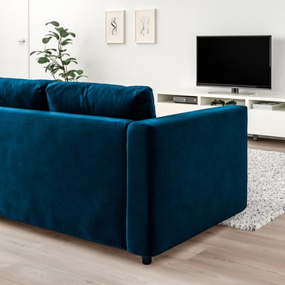 Modernes Wohnzimmer mit großem VIMLE Teal Sofa, TV, Dekor.