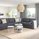 VIMLE Sektionssofa, grau, modernes Design, groß, mit weißen Kissen, niedrig angesetzt, große Fenster, heller Teppich.