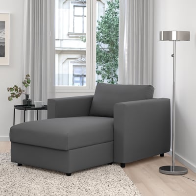 Graues VIMLE Sofa mit Stauraum, modernem Design, Stehlampe, Teppich im Wohnzimmer.