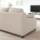 Beige ikea VINLIDEN Sofa in hellem Raum mit TV-Ständer und Teppich.
