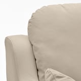 Nahaufnahme eines beigefarbenen, gepolsterten Sofas mit weichen, einladenden Kissen auf schlichtem weißem Hintergrund.
