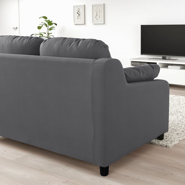 Graues VINLIDEN-Sektionssofa mit weichen Kissen im geräumigen Wohnzimmer.