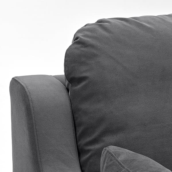 Nahaufnahme eines weichen, grauen Sofas mit weichen, strukturierten Kissen, die Komfort und Qualität betonen.