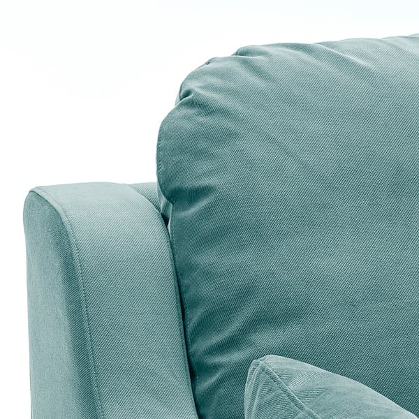 Weiche türkisfarbene Sofaecke mit weichen Kissen, die eine gemütliche und einladende Textur aufweisen.