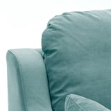 Weiche türkisfarbene Sofaecke mit weichen Kissen, die eine gemütliche und einladende Textur aufweisen.
