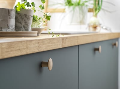 Zwei Holzknöpfe, VINNÄSET in natürlicher Ausführung, rund mit glatten Oberflächen und schlichtem Design.