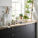 Moderne Küche mit grauen Schränken und Holzarbeitsplatte, VINNÄSET-Knöpfen.