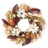Natürlicher Kranz mit weißen Blüten, getrockneten Pflanzen und braunen Schoten; kreisförmige Form, rustikales Design.