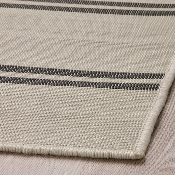 Gestreifte Teppichdecke für den Innen- und Außenbereich, VIRKLUND, Qualitätsbindung, Beige & Grau, flach gewebt für eine einfache Pflege.