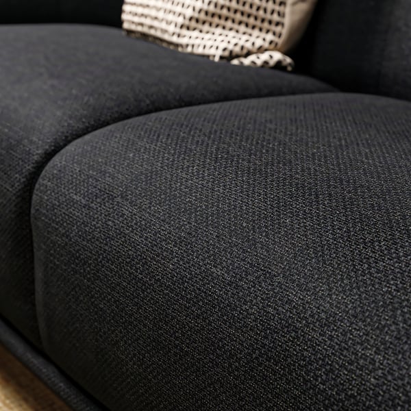Schwarzes modernes Sofa, weiche, abgerundete Formen, ein Statement-Stück.