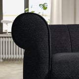 Schwarzes, modernes Sofa mit abgerundeten Armlehnen. Gepolstert mit strukturiertem Stoff. Tiefe, einladende Sitze. Stilvolles, minimalistisches Design.