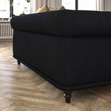 Dunkelgraues VISKAFORS Sofa, klassisches Design mit weichen, abgerundeten Formen und tiefen Sitzen.