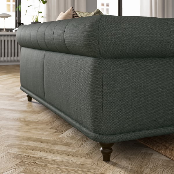 Dunkelgraues VISKAFORS Sofa, klassisches Design mit weichen, abgerundeten Formen und einladender Sitzfläche.