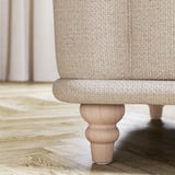 Cremefarbenes Holzbein des VISKAFORS Sofas, klassisch, gebogen, robust.