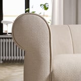 Modernes VISKAFORS Sofa, helles Beige, weiche, abgerundete Armlehnen, einladende tiefe Sitzfläche, umweltfreundlicher Stoff.